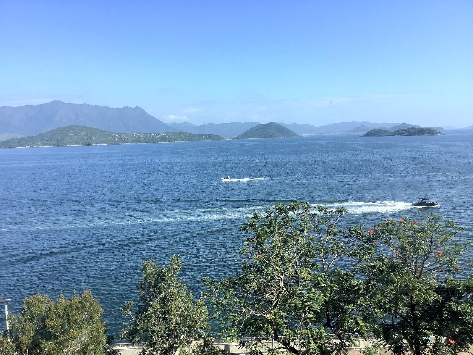 吐露港海景實景，可見遠山、島嶼及海面船隻