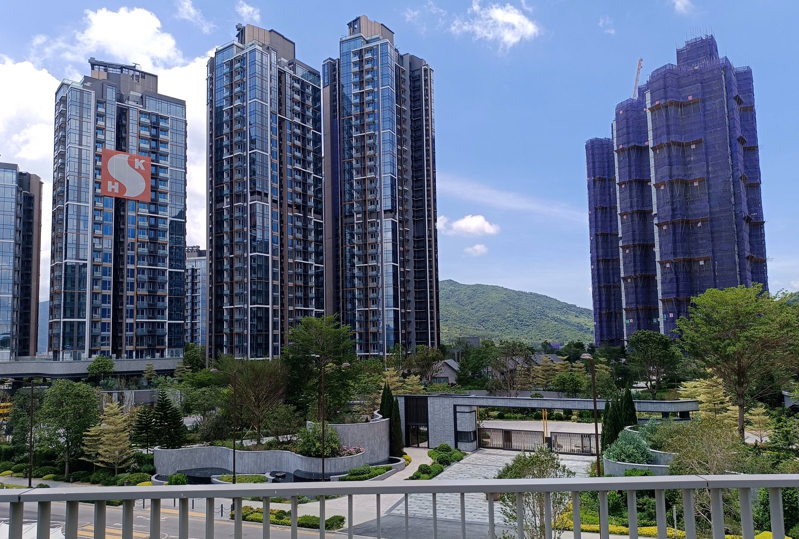 Sierra Sea 西沙灣發展項目住宅大樓外觀實景，可見新鴻基地產標誌及園林景觀
